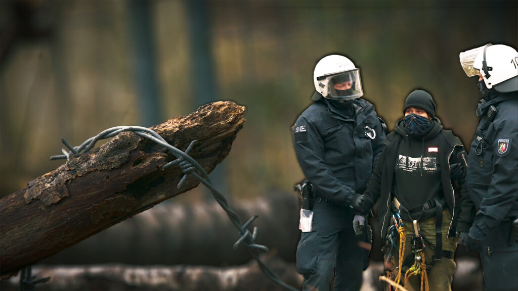 Eine Fotomontage aus zwei Bildern. Links ist eine Barrikade aus Baumstämmen und Stacheldraht zu sehen. Rechts wird eine Aktivistin in Kletterausrüstung von zwei behelmten Polizisten festgenommen.